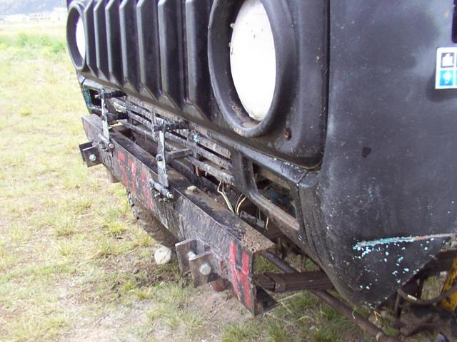 View of the tilt front clip hinges