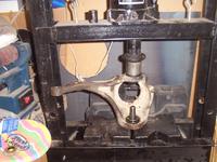 Pressing the new balljoint in.