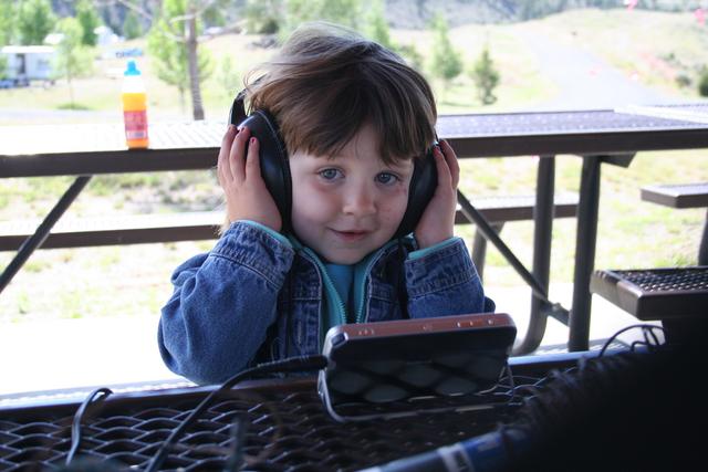 Joleigh Mandera (almost 3) - not making contacts, watching Dora